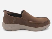 Afbeelding in Gallery-weergave laden, 242-25-005 Heren Instappers Sportief Skechers Slip-Ins Parson-Oswin 204866 DSRT Middenbruin (2690)