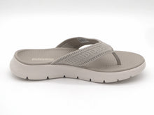 Afbeelding in Gallery-weergave laden, 165-19-003 Dames Open Slippers Wandelslipper Skechers Go Walk Flex-Sandal-Holly 141459 TPE Donkerbeige  (3619)
