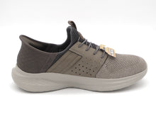 Afbeelding in Gallery-weergave laden, 242-19-007 Heren Instappers Sportief Skechers Slade Ocon 210811 TPE Donkerbeige  (3650)
