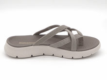 Afbeelding in Gallery-weergave laden, 165-19-004 Dames Open Slippers Wandelslipper Skechers Go Walk Flex-Sandal-Ssselena 141461 TPE Donkerbeige  (3621)

