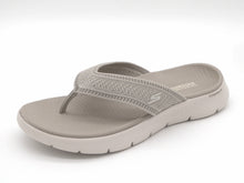 Afbeelding in Gallery-weergave laden, 165-19-003 Dames Open Slippers Wandelslipper Skechers Go Walk Flex-Sandal-Holly 141459 TPE Donkerbeige  (3619)
